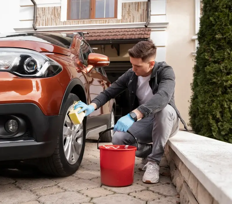 Lavage auto à domicile Prunay-le-Gillon : professionnel intervenant sur un véhicule